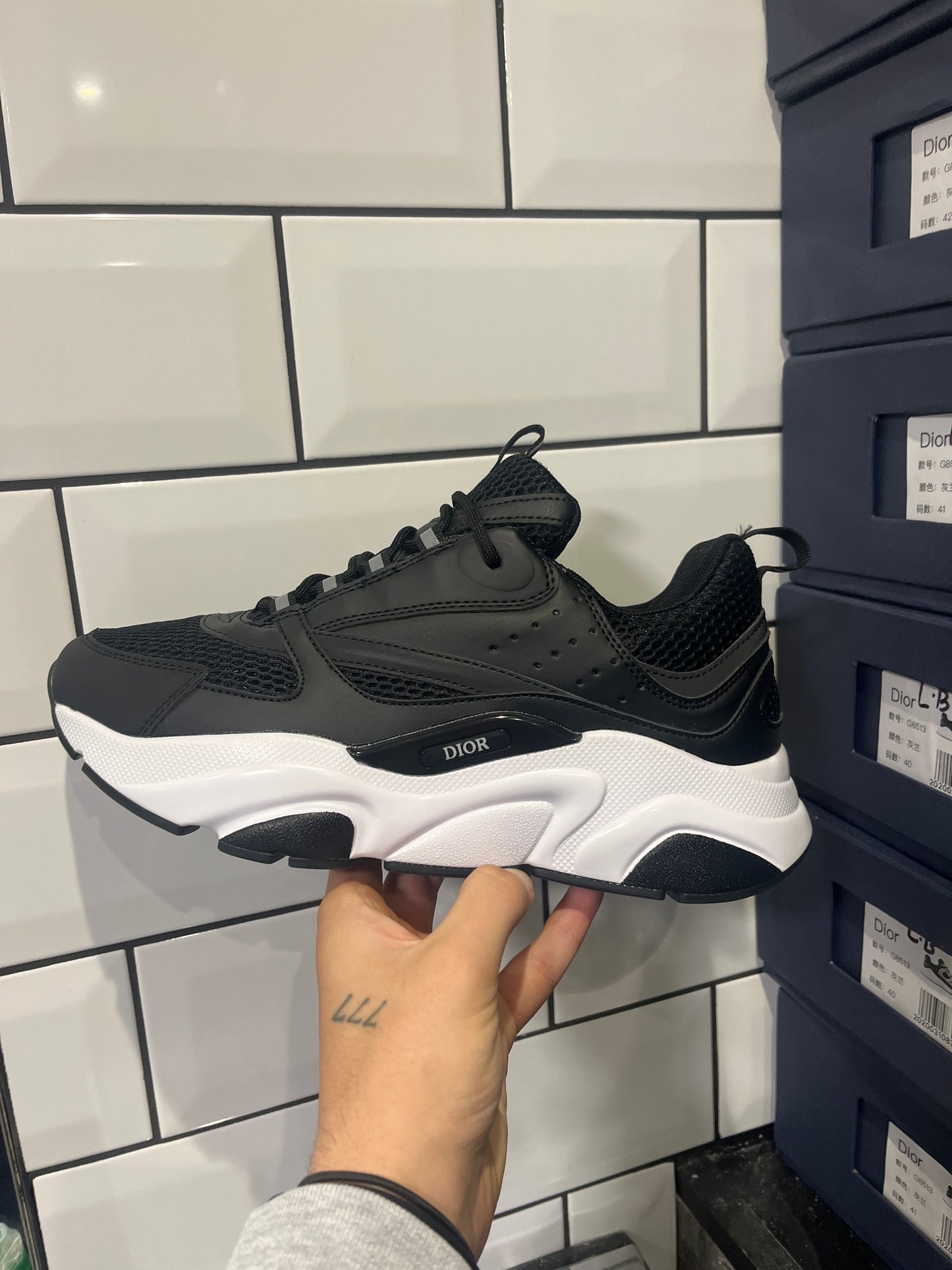 Black/white Dior’s B22